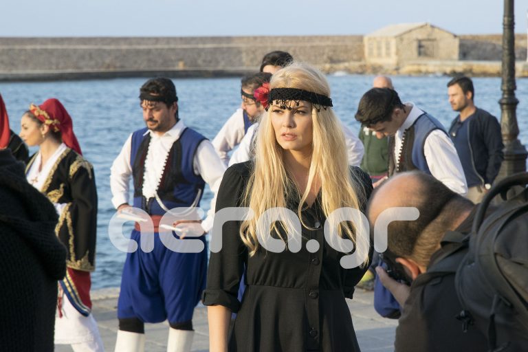 Η Μαρία Κορινθίου ως Αλίκη Βουγιουκλάκη στο παλιό λιμάνι των Χανίων (φωτο)
