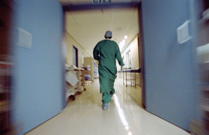 Απίστευτο περιστατικό! Πότισαν ασθενή με ρακή και κατέληξε στην ΜΕΘ