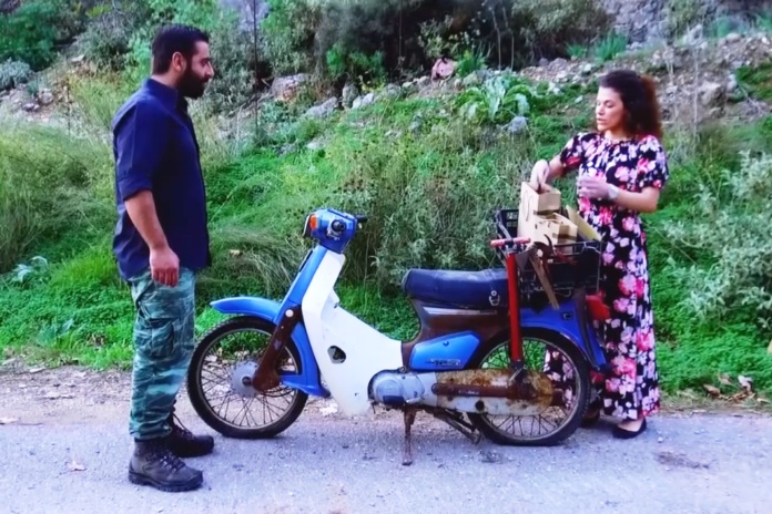 Το πρόβλημα με το μηχανάκι, τους έστειλε στην… εκκλησία! Ζευγάρι Χανιωτών έκανε την ιστορία τους pre-wedding video