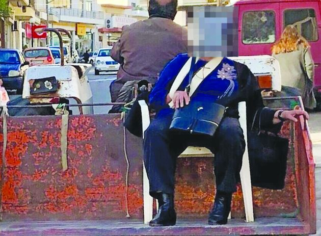 Tρακτέρ «ασθενοφόρο» στην Κρήτη – H φωτό που έγινε viral