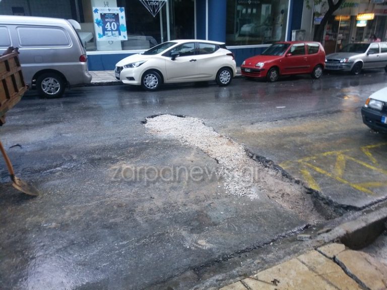 Χανιά: Οι βροχές άνοιξαν τις ακάλυπτες λακκούβες Κλειστός ο δρόμος στο κέντρο της πόλης