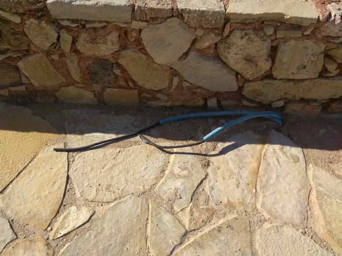 Φρούριο Φιρκά: Γυμνά επικίνδυνα καλώδια και σκουριασμένα σίδερα, λίγες ημέρες πριν από τις εκδηλώσεις για την Ένωση!