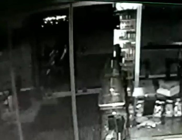 Κρήτη: Κάμερα καταγράφει τον θρασύτατο δράστη Κλέβει σε χρόνο dt μηχανάκι έξω από καφετέρια