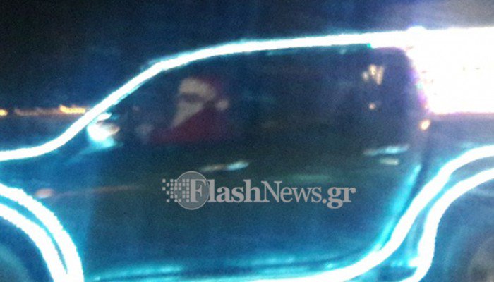 Κορυφαίο! Αγροτικό 4x4 στην Κρήτη γεμάτο λαμπάκια και οδηγό τον Άη Βασίλη!