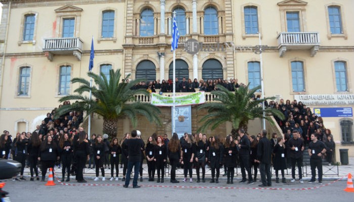 Μοναδικό μήνυμα αγάπης από την πλατεία Δικαστηρίων στα Χανιά (φωτο-βίντεο)