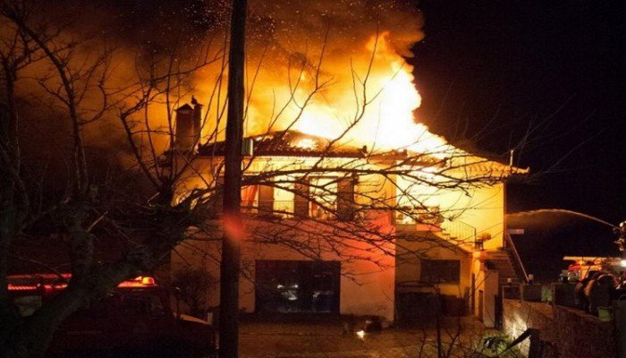 Κάηκε ολοσχερώς σπίτι στα Σφακιά - Πρόλαβαν και έσωσαν ηλικιωμένη