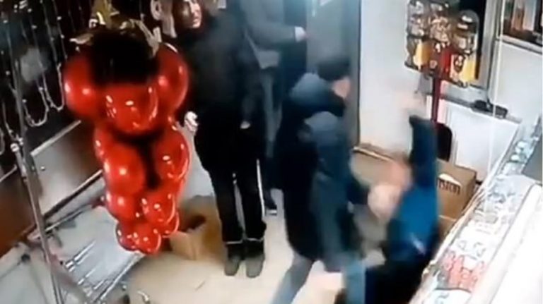 Σκότωσε με μια γροθιά πελάτη καταστήματος γιατί τον... καθυστέρησε στην ουρά