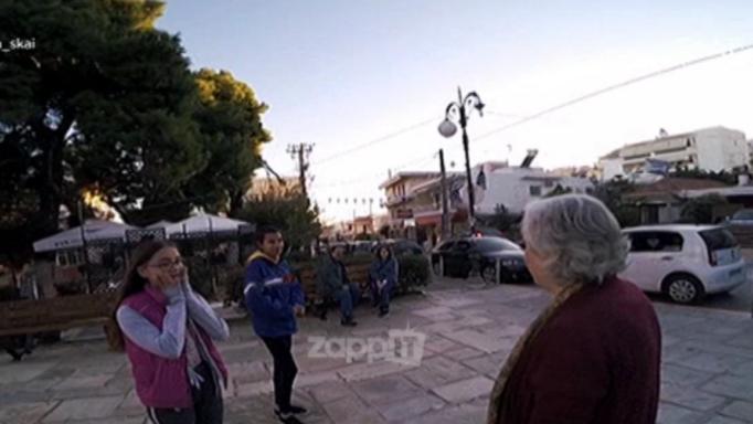 Άρχισε να τους αγκαλιάζει η Ελένη Γερασιμίδου στη μέση της πλατείας στην Παλλήνη!