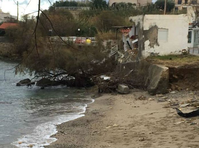 Κατέρρευσε κτίσμα στο Καλαμάκι! Φκιέρεσε σαν χάρτινος πύργος στη θάλασσα… (Pics)