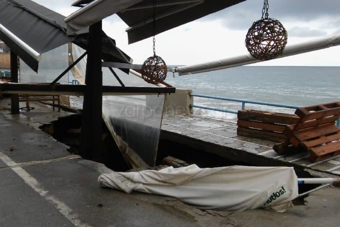 Χάος στο Κουμ Καπί Άνοιξε ο δρόμος και «κατάπιε» τις τέντες καφετέριας (Photos)