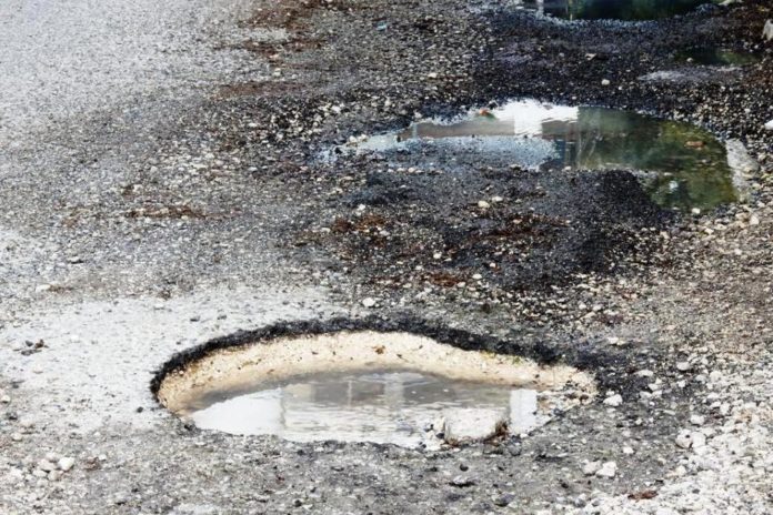 Κρήτη: Έπεσε με το μηχανάκι σε λακκούβα και κινδυνεύει να χάσει το μάτι του