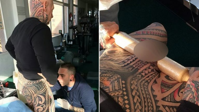 Αδιανόητο: 61χρονος bodybuilder τύλιξε το πέος του σε... πλάστη κουζίνας για τις ανάγκες ενός τατουάζ!