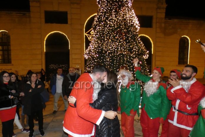Ο Άγιος Βασίλης της έκανε πρόταση γάμου μπροστά από το δέντρο στα Χανιά (Photos-Video)