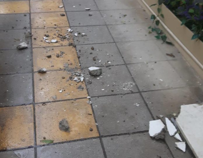 Χανιά: Κομμάτια σοβά από μπαλκόνι σε πεζοδρόμιο στην Κόρακα (Photos)