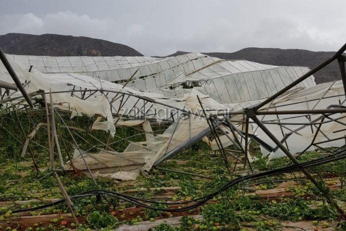 Τους πήρε και τους σήκωσε! Ρήμαξε τα πάντα ανεμοστρόβιλος στο Ελαφονήσι (Photos)