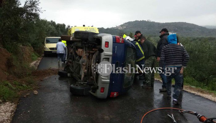 Ανατροπή αυτοκινήτου με εγκλωβισμό του οδηγού στα Χανιά (φωτο)