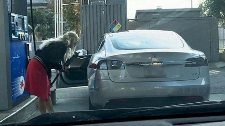 Oδηγός προσπαθεί να βάλει... βενζίνη σε ηλεκτρικό αυτοκίνητο!