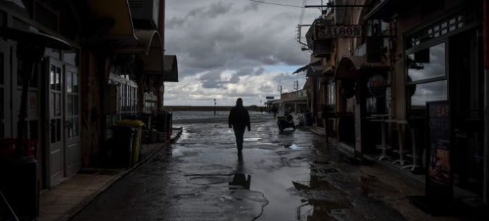 Χανιά: Βόλτα στο Ενετικό Λιμάνι: Επιβλητικό σκηνικό που θυμίζει ταινίες του Αγγελόπουλου (Photos)