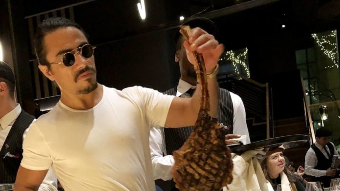Στα δικαστήρια ο Salt Bae επειδή… έπαιρνε τα φιλοδωρήματα από τους σερβιτόρους