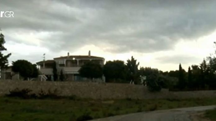 Θρίλερ με τον θάνατο του αστυνομικού και της συντρόφου του που βρέθηκαν γυμνοί μέσα στη μπανιέρα