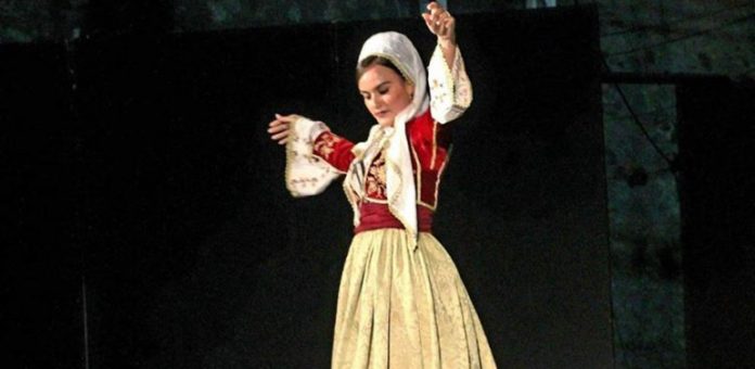 Η Ρεθυμνιώτισσα που χόρεψε Μαλεβιζιώτη και κουζούλανε τους Αυστραλούς τώρα ρίχνει και το ίντερνετ… (Video)