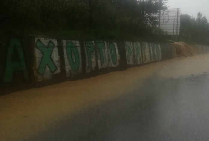 Πλημμύρισε η εθνική οδός στον κόμβο Κολυμβαρίου: Μεγάλη προσοχή!