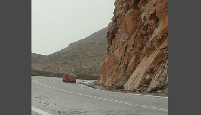 Χανιά: Τεράστιος βράχος έπεσε σε επικίνδυνη στροφή