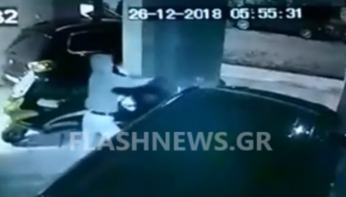 Συγκλονιστικό βίντεο! Η στιγμή που άγνωστος επιτίθεται σε κοπέλα στα Χανιά
