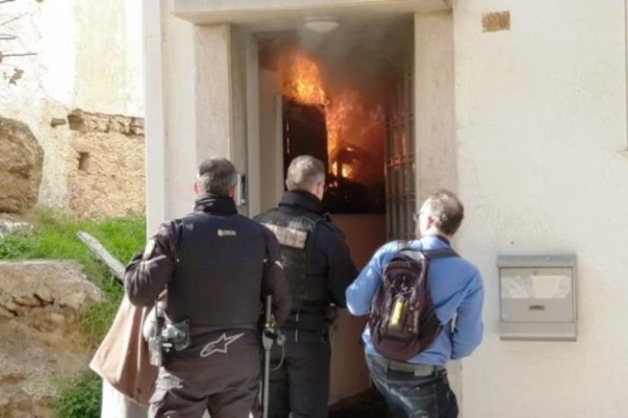 Κρήτη: Συναγερμός στην Πυροσβεστική! Φωτιά σε πολυκατοικία έστειλε δύο άτομα στο νοσοκομείο (Photos-Video)