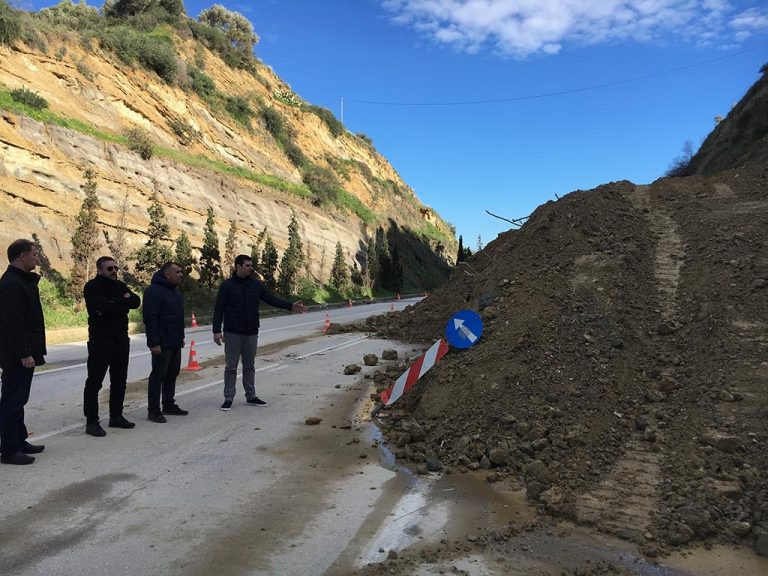 Άφαντη η Περιφέρεια, κανείς δεν εργάζεται στην κατολίσθηση στα Χανιά (φωτο)
