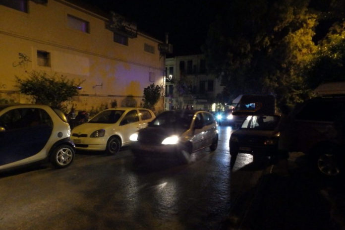 Τρόμος! Απίστευτη επίθεση τη νύχτα από τέσσερα άτομα, σε οδηγό Ι.Χ. στο κέντρο των Χανίων
