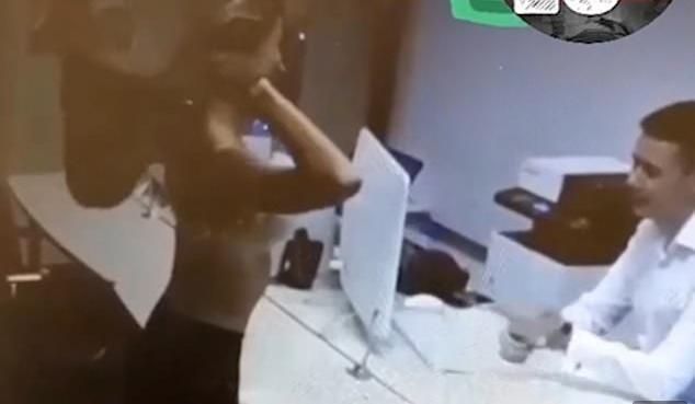 Τα… πέταξε όλα για να της εγκριθεί το δάνειο (Video)