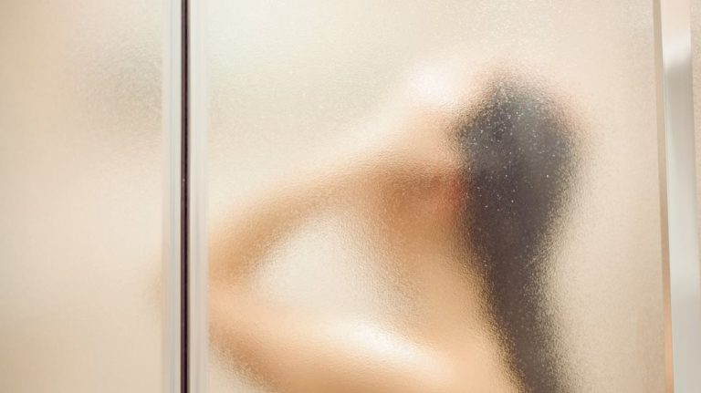 Ζευγάρι έβαλε κάμερα στο ντους για να βλέπει τη νταντά να κάνει μπάνιο!