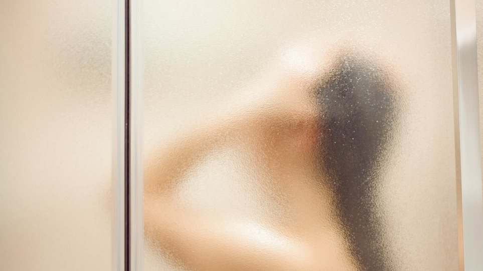 Ζευγάρι έβαλε κάμερα στο ντους για να βλέπει τη νταντά να κάνει μπάνιο!