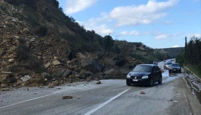 Μεγάλη κατολίσθηση στην εθνική οδό στα Χανιά