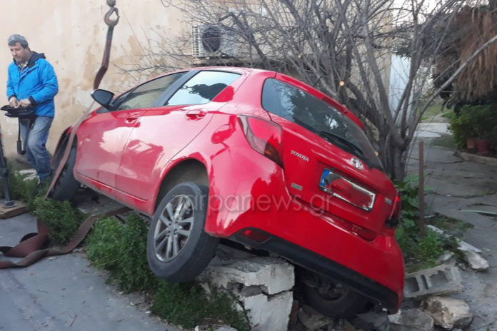 Κι άλλο τροχαίο στα Χανιά: Αυτοκίνητο βγήκε από το δρόμο και έπεσε σε τοίχο