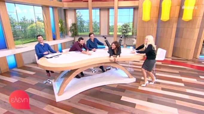 Απίστευτο στιγμιότυπο στην Ελένη Μενεγάκη! Ξάπλωσε πάνω στο τραπέζι η Βίκυ Σταυροπούλου!