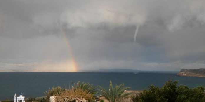 Μοναδικό θέαμα στον ουρανό της Κρήτης: Υδροστρόβιλος και ουράνιο τόξο μαζί!