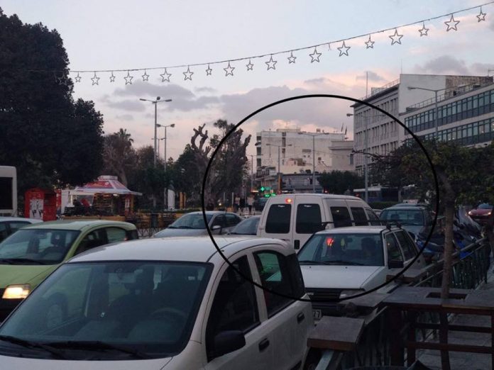 Απίστευτο! Οδηγός… καμικάζι πήρε όλο ανάποδα το δρόμο έξω από την Αγορά! Έντρομοι οι οδηγοί που πέρναγε από δίπλα τους…