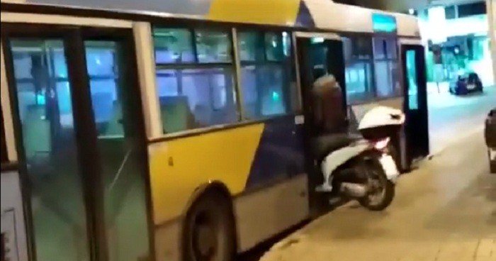 Εasy rider μπήκε με το σκουτεράκι στο λεωφορείο
