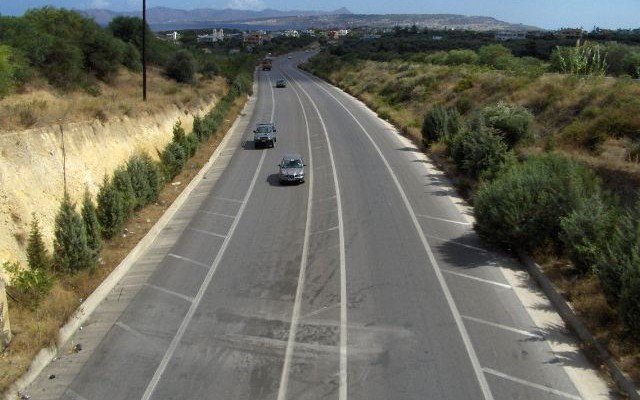 Ασυνείδητος οδηγός πάει ανάποδα στην εθνική οδό Ηρακλείου-Ρεθύμνου (βιντεο)