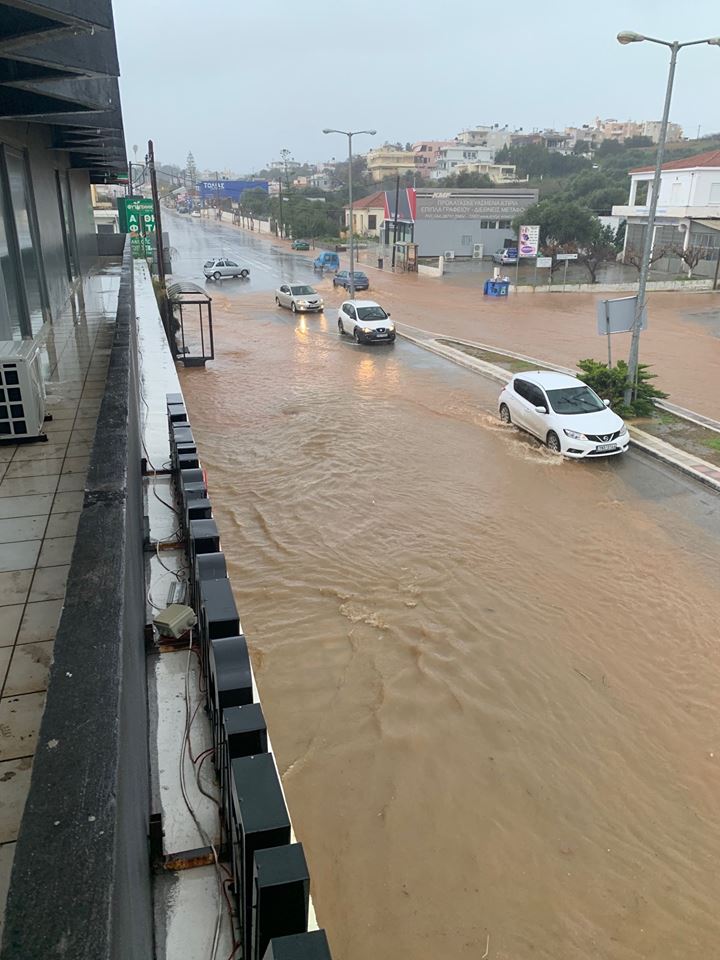 Πλημμύρισαν σπίτια στα Χανιά - διάσωση γυναίκας