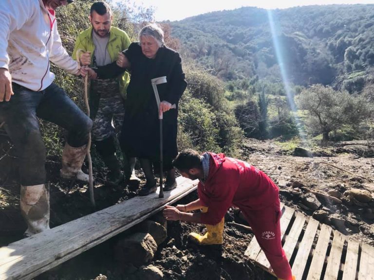 Χανιά: Εθελοντική ομάδα βρήκε γιαγιά να περιπλανιέται σε χαλάσματα (φωτο)