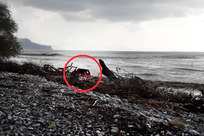 Χανιά: Μέχρι και… αυτοκίνητο ξεβράστηκε στη παραλία! (Photos)