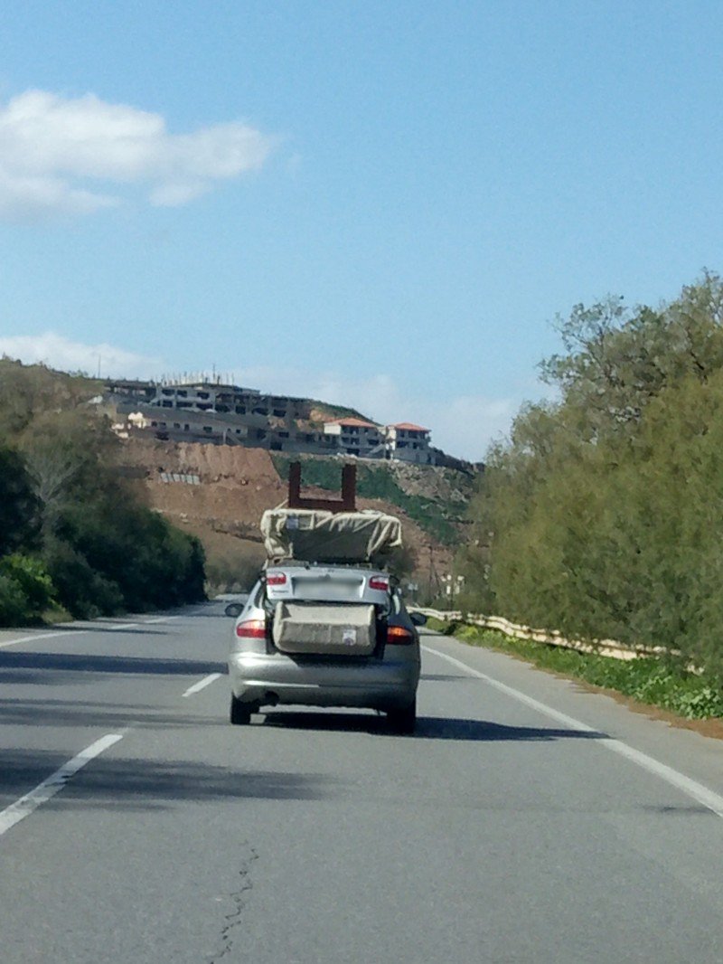 Επικίνδυνος οδηγός - Το αυτοκίνητο που... κινείται όπως είναι επιπλωμένο (φωτο)