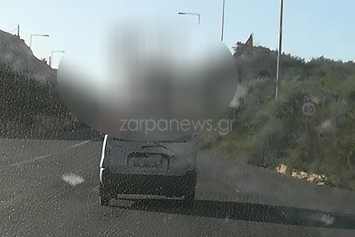 Τι άλλο θα δούμε στα Χανιά; Αυτοκίνητο με κινητή… περίφραξη στην οροφή (Photos)