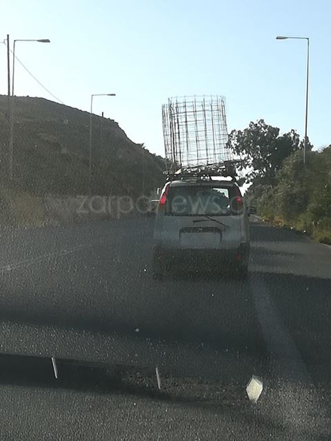 Τι άλλο θα δούμε στα Χανιά; Αυτοκίνητο με κινητή… περίφραξη στην οροφή (Photos)