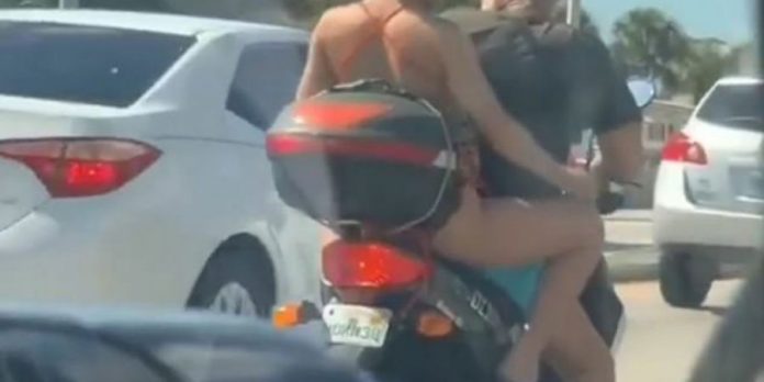 Viral η γυναίκα που ξυρίζει τα πόδια της… πάνω σε μηχανάκι (Video)