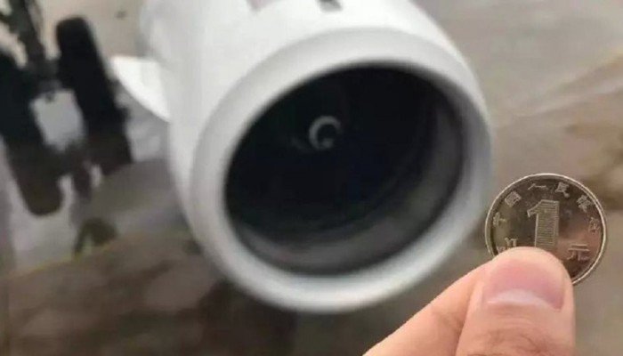 Απίστευτος επιβάτης αεροσκάφους πετούσε κέρματα στον κινητήρα για.. καλή τύχη