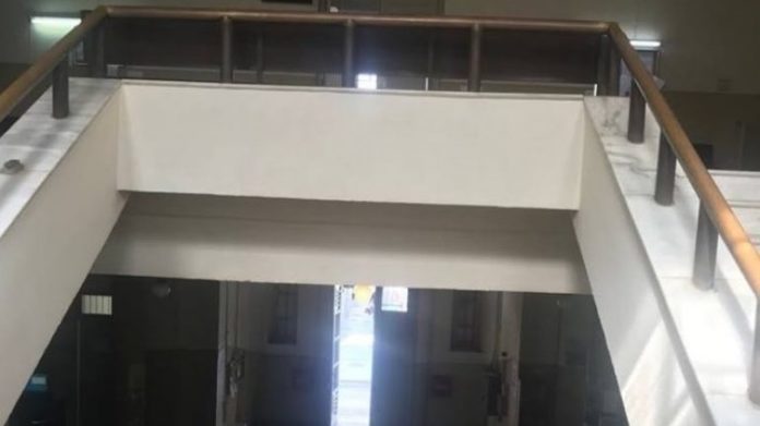 Κρήτη: Παρ’ ολίγον τραγωδία μέσα στο Δικαστικό Μέγαρο! Αστυνομικός σώζει 43χρονη